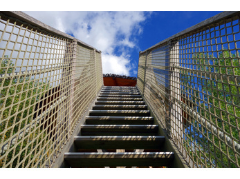 Filet de sécurité (garde-corps) dans les escaliers ou balustrades